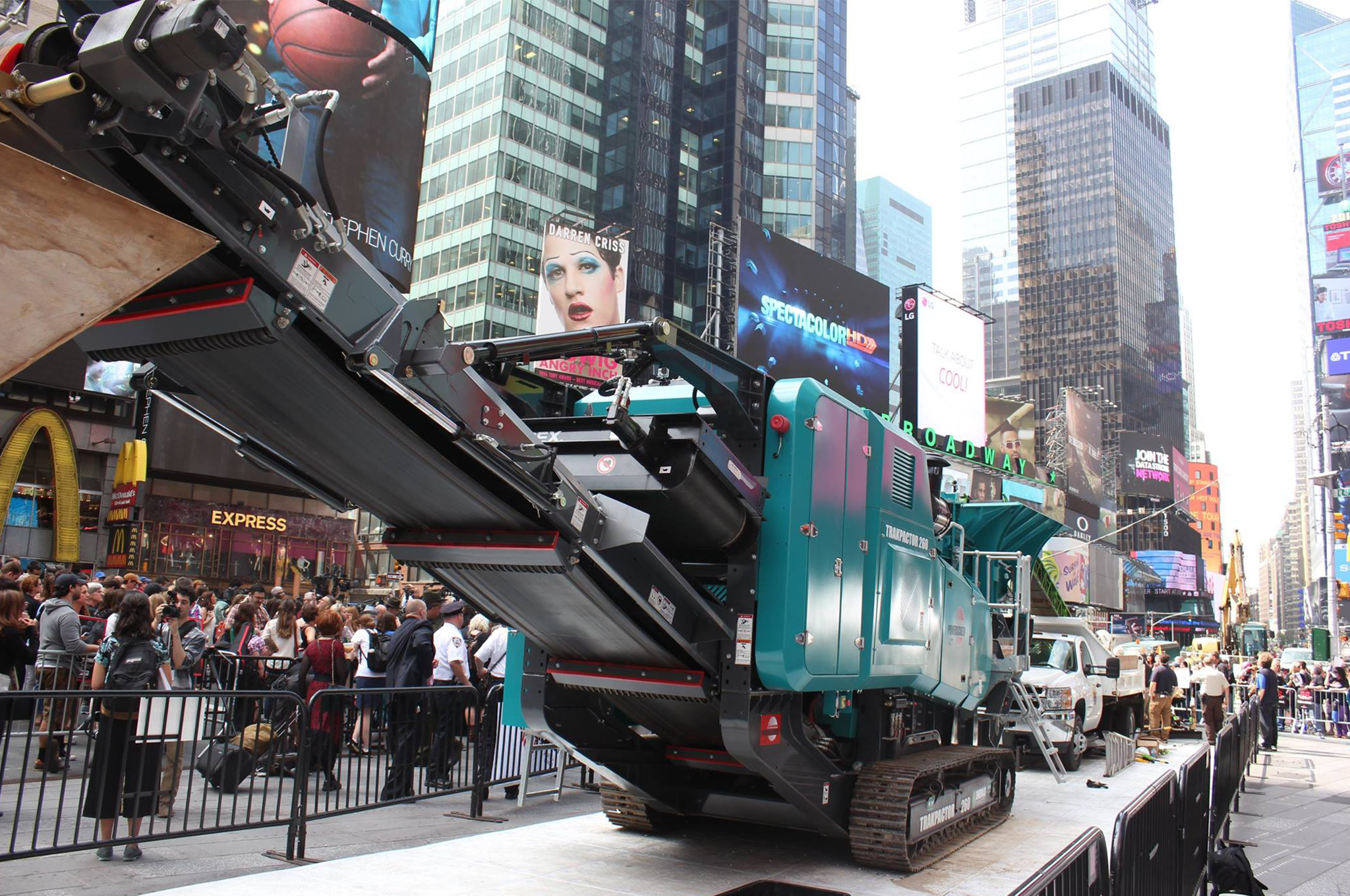 powerscreen-trakpactor-times-square powerscreen-trakpactor-times-square