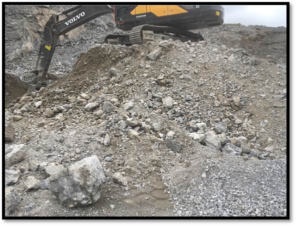 blasted-limestone-feed-material Blasted limestone to be crushed by an impactor