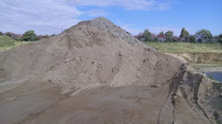 Chieftain-2200-Feed-material Sand and gravel feed material for a Chieftain 2200 screen