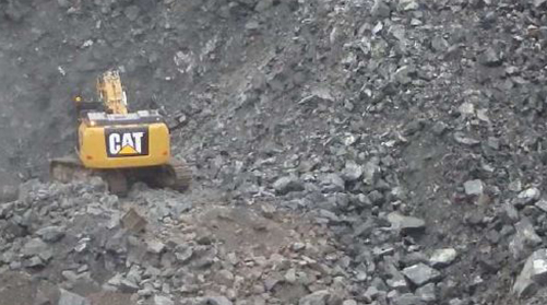 chieftain-2200-screening-greywacke Powerscreen Chieftain 2200 screening greywacke in a quarry