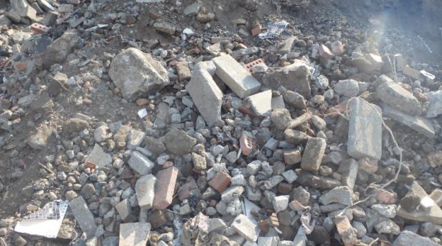 premiertrak-400x-feed-material Construction and demolition feed material for Premiertrak 400X crusher.